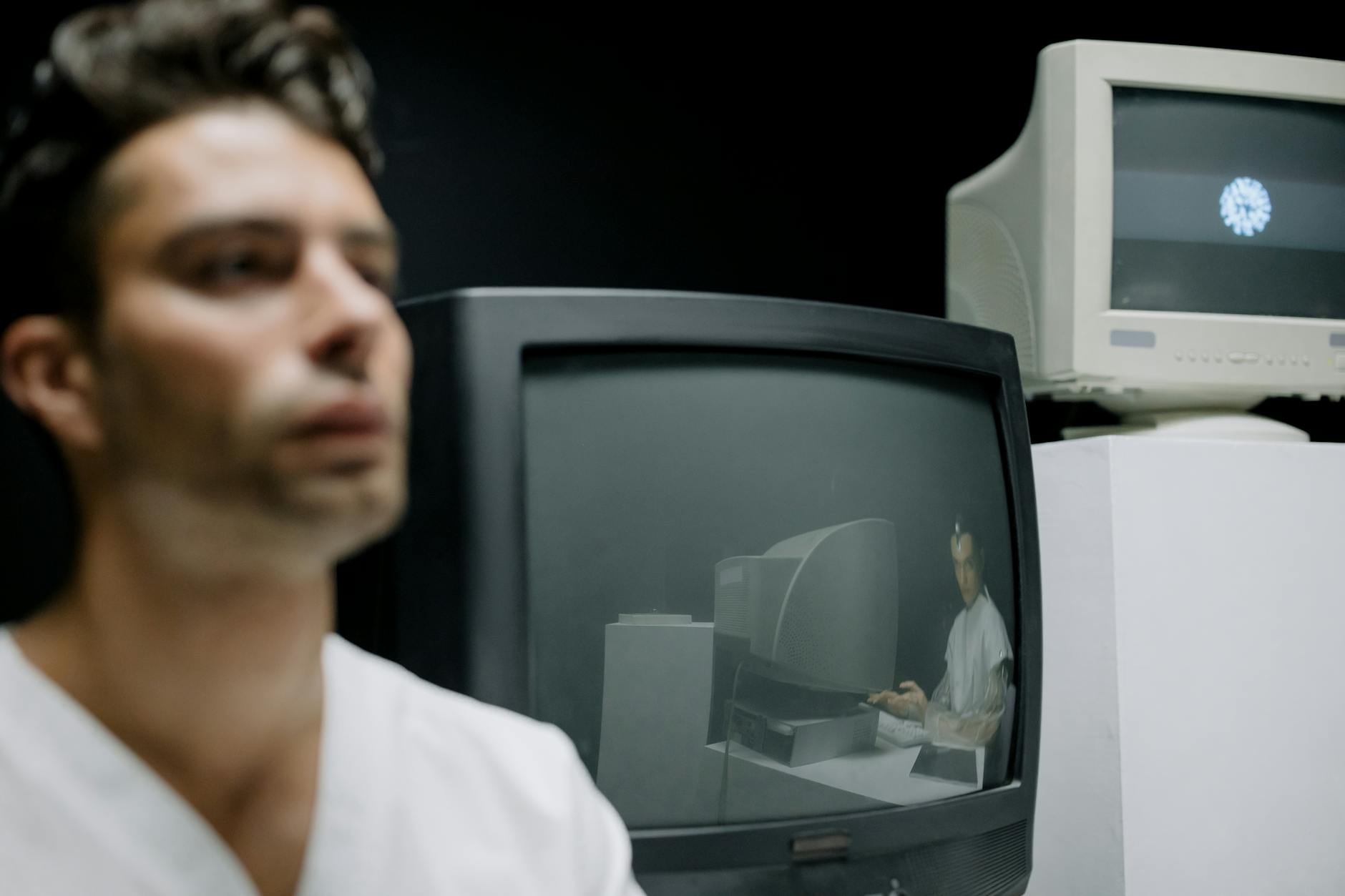 Monitor vs Anti Monitor: Which Is Better for Your Home Office? - Prime Reviews Pro