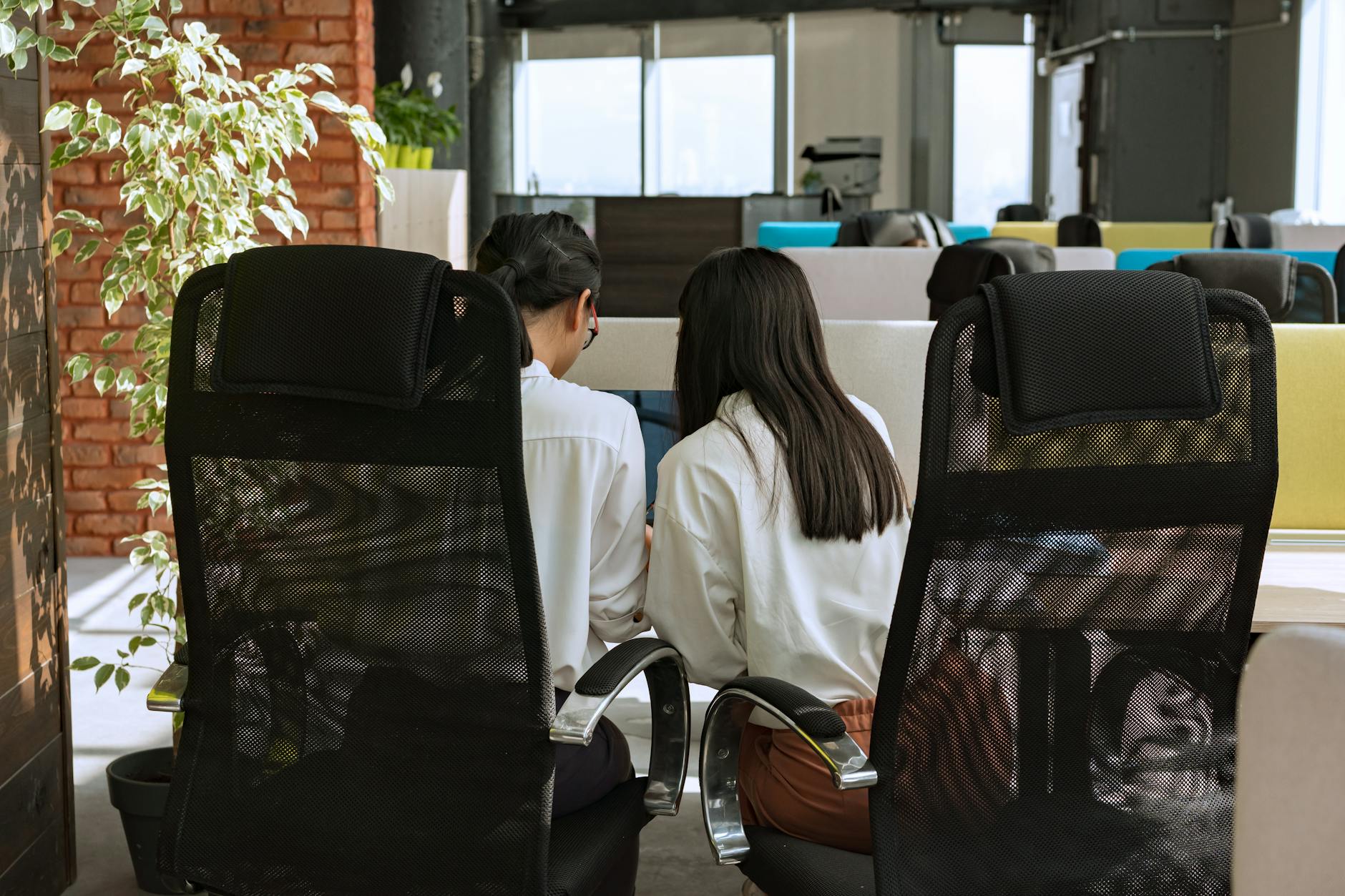 Office Chair Headrest vs No Headrest: Which to Buy? — FAQ: Your Headrest Questions, Answered