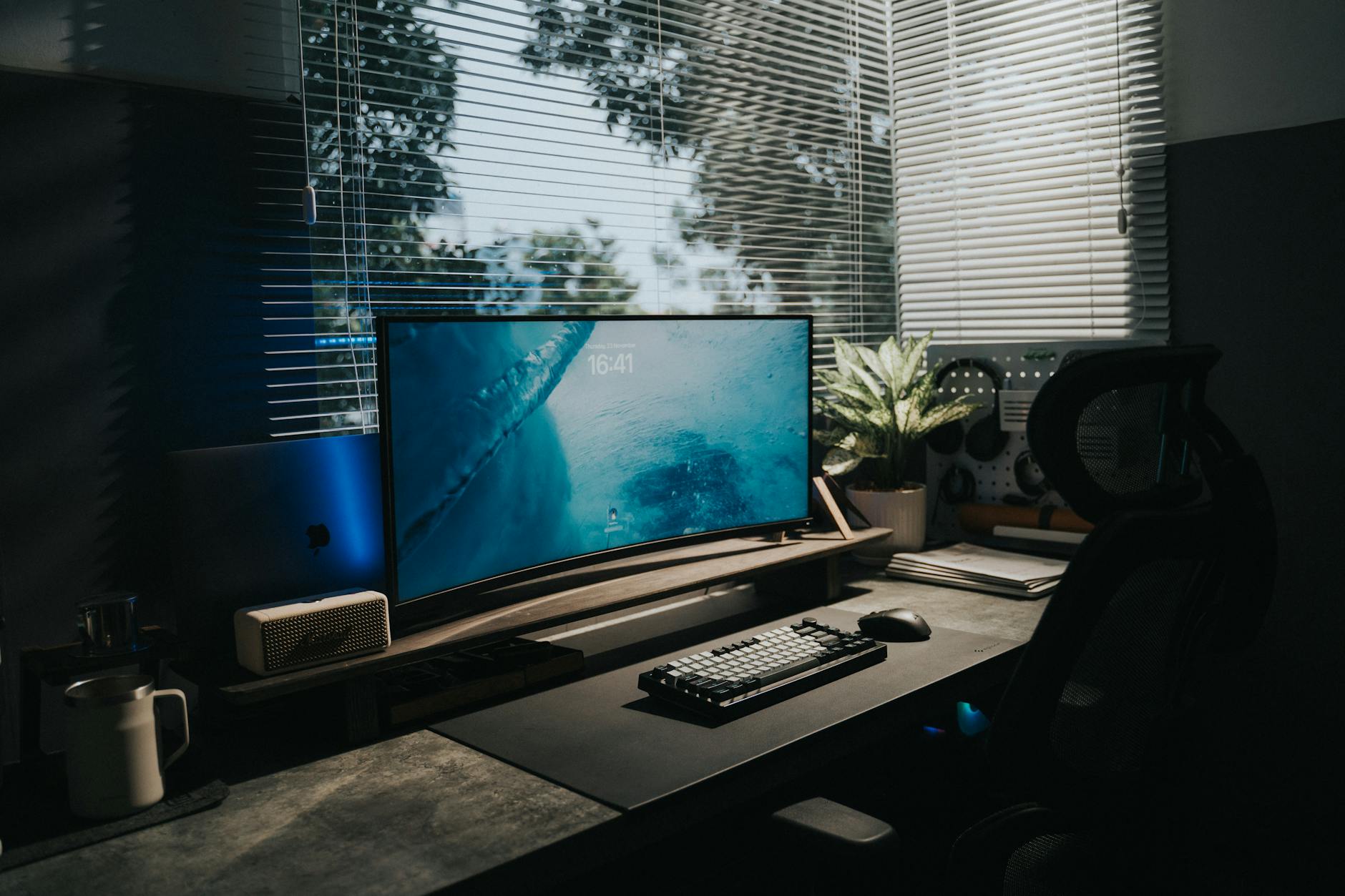 Ultrawide or Triple Monitors: The Home Office Showdown — Who Should Read This Guide?