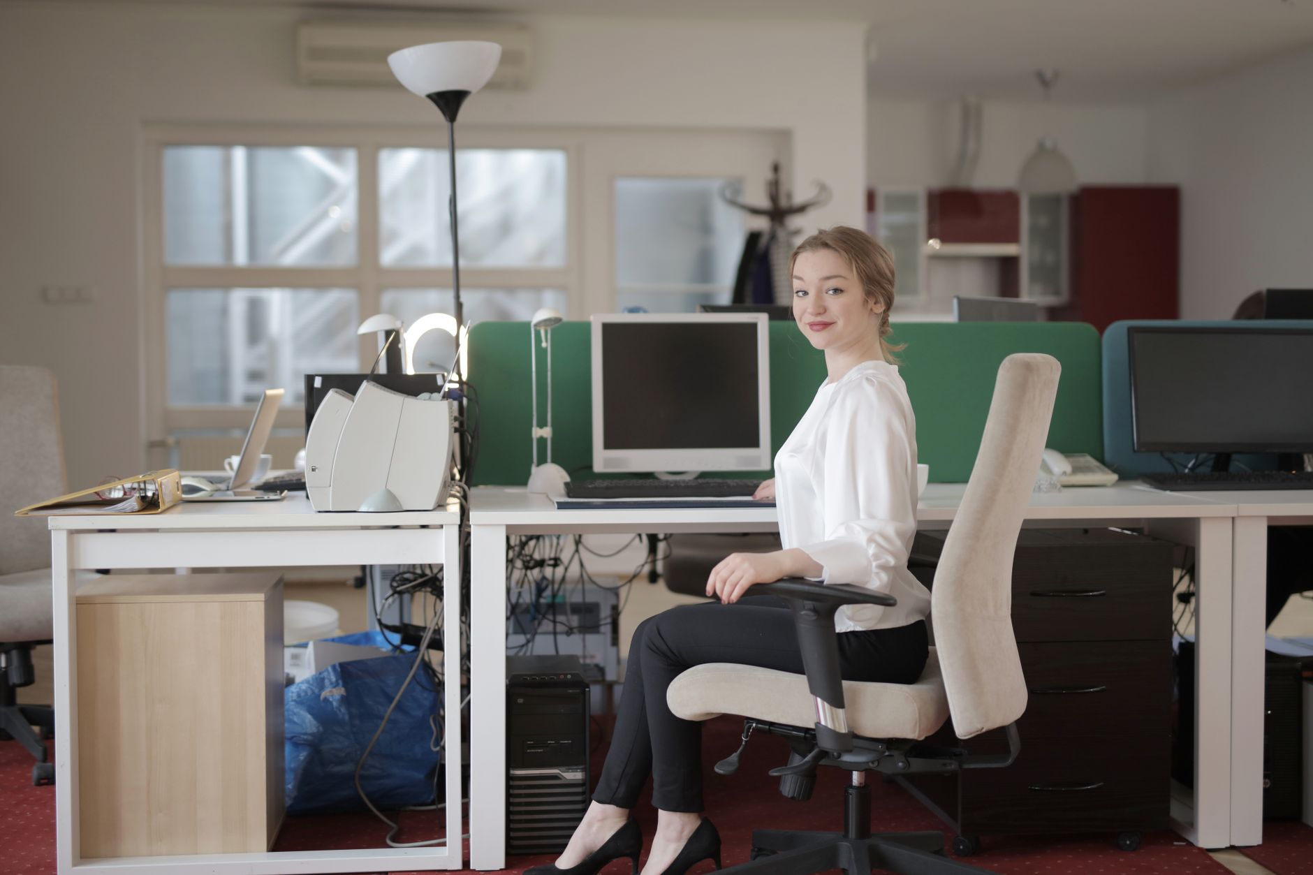 Small Desks That Fit Two Monitors? - Prime Reviews Pro