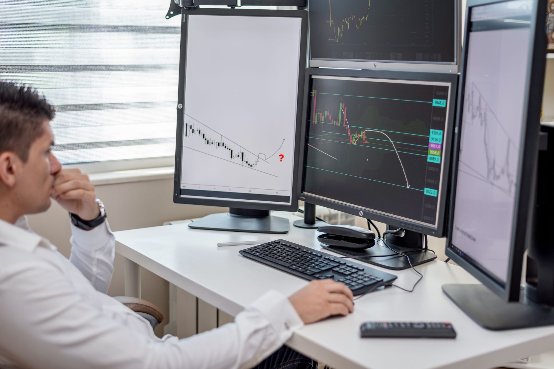 Monitor vs Com: Which Is Better for Your Home Office? - Prime Reviews Pro