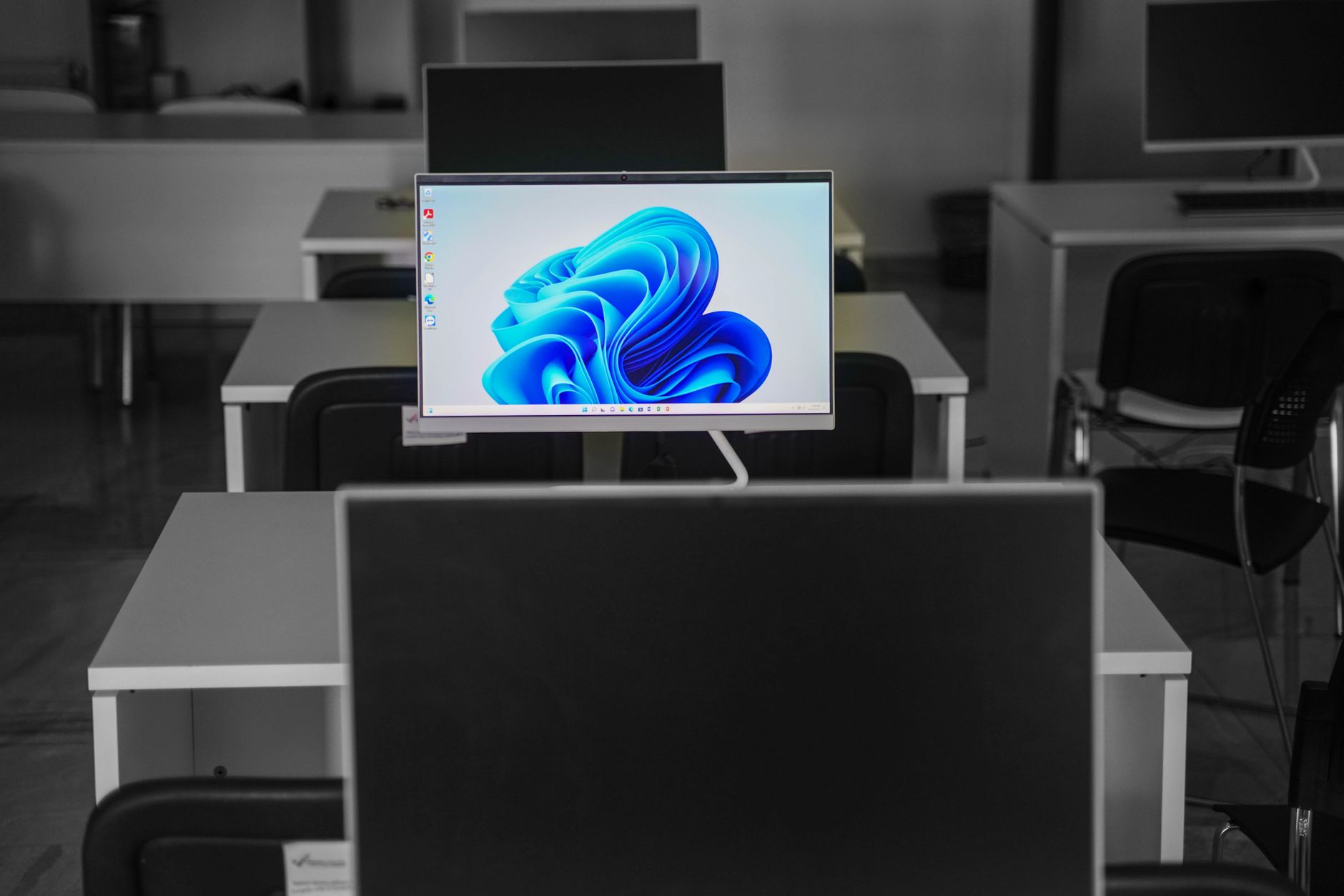 Curved vs Flat Monitors: Which Shape Will Change Your Focus? - Prime Reviews Pro