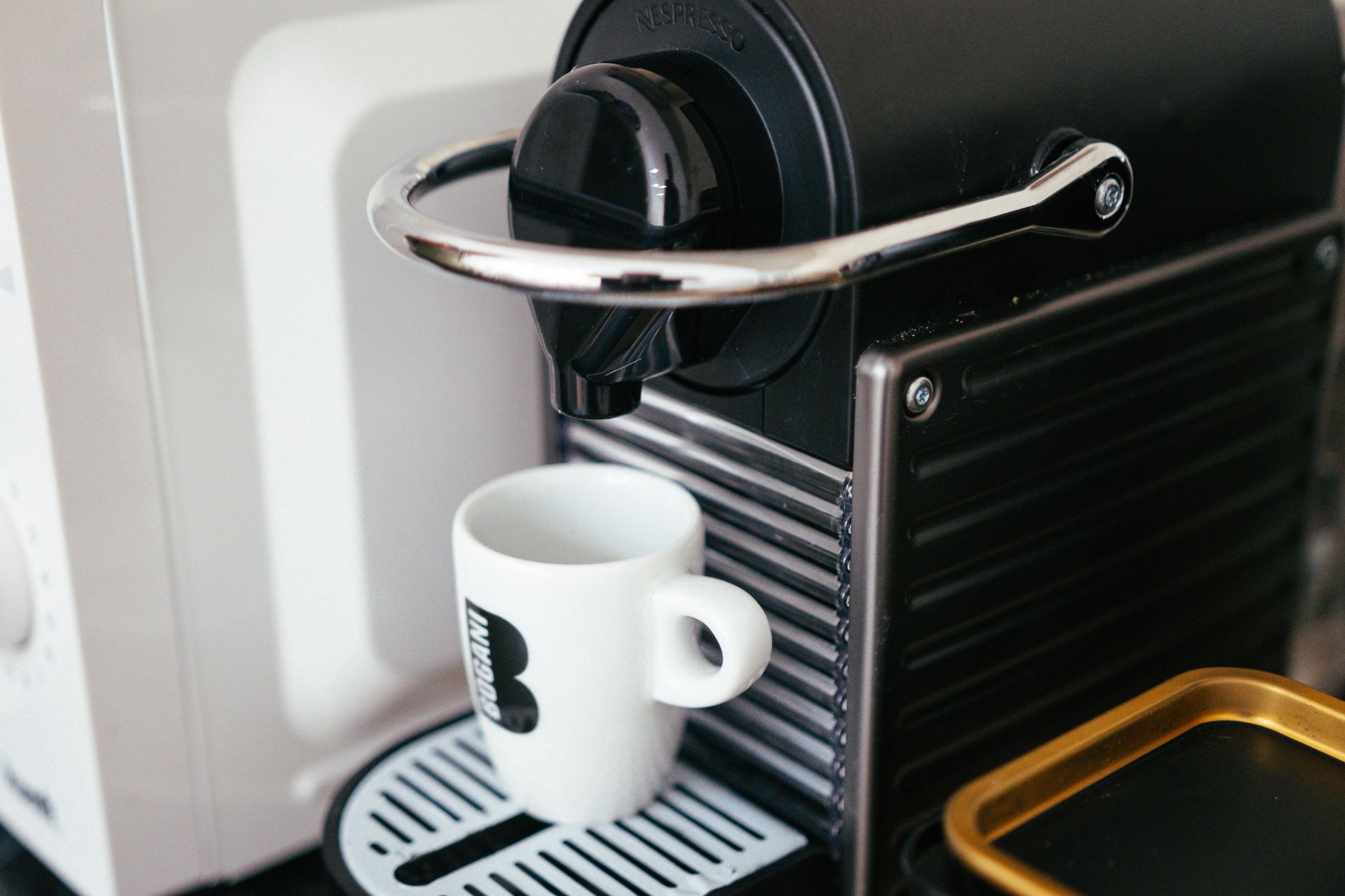 Breville vs DeLonghi: Which Espresso Machine Wins for Home Offices — The 2026 Landscape: Breville vs DeLonghi