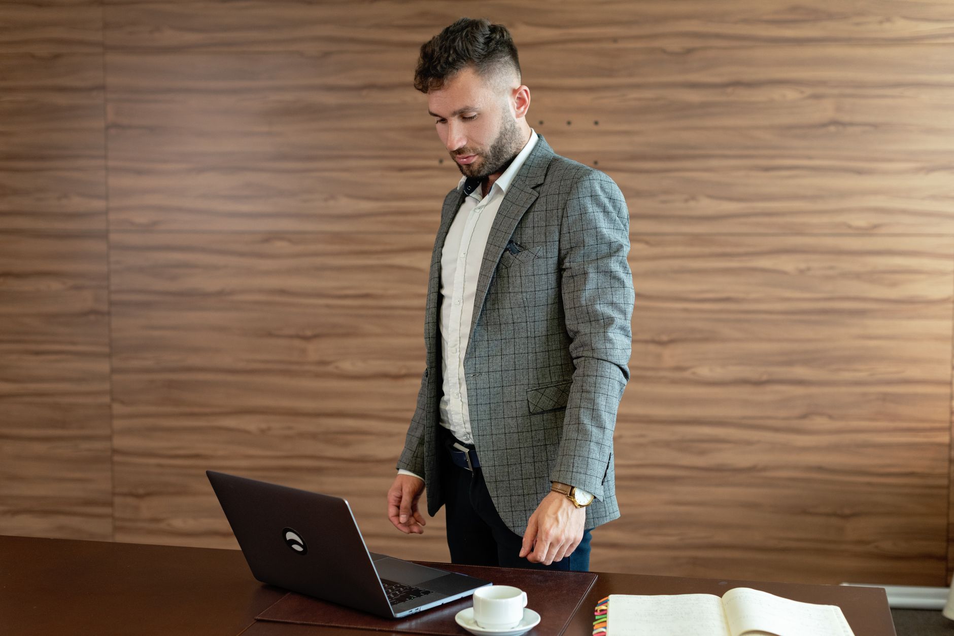 Standing or Sitting at Work: Which Is Healthier for Home Offices? — Why the Sitting‑vs‑Standing Debate Matters Now