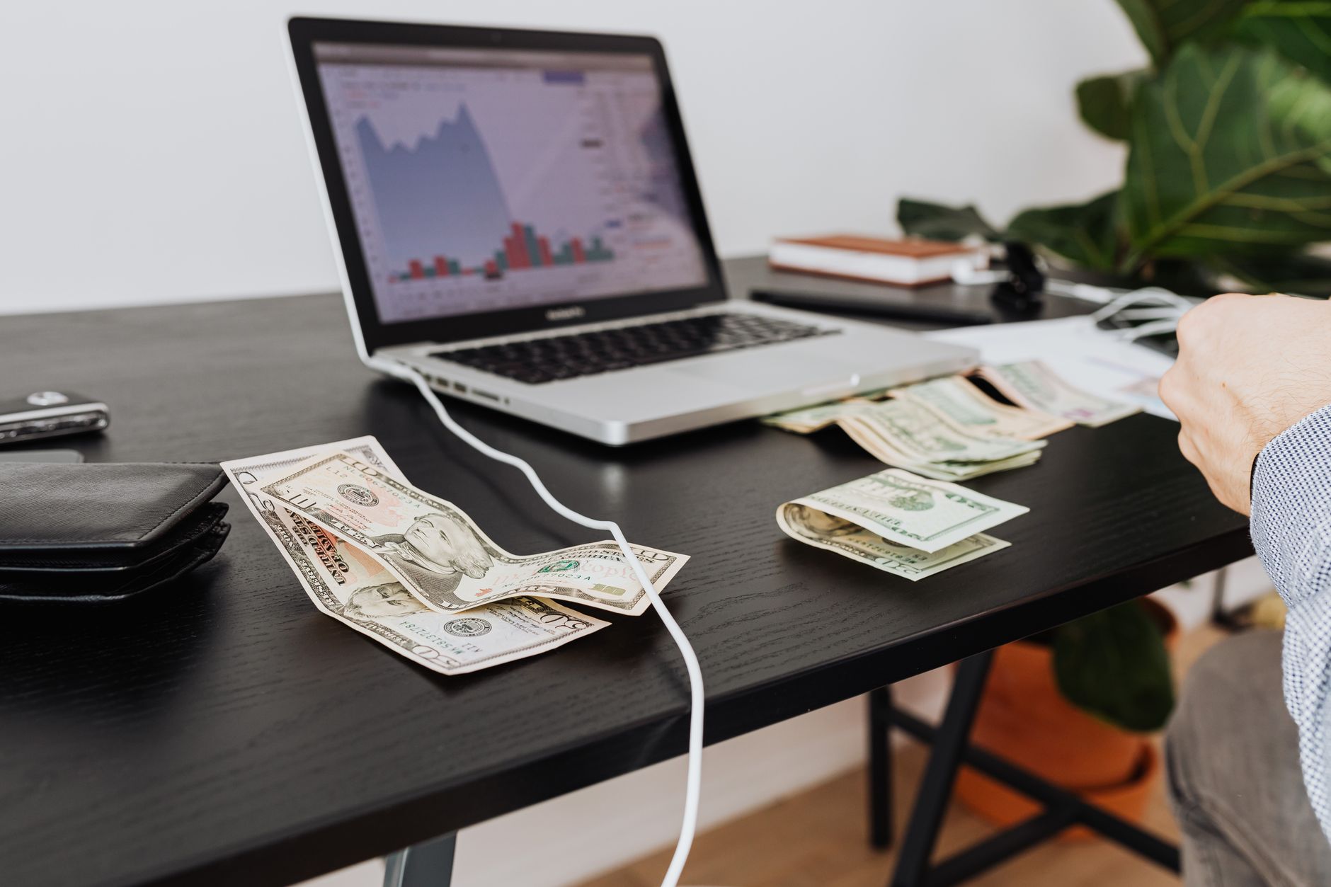FlexiSpot E7 Standing Desk Review: Budget value vs the Uplift V2 at half the price — Who should skip it