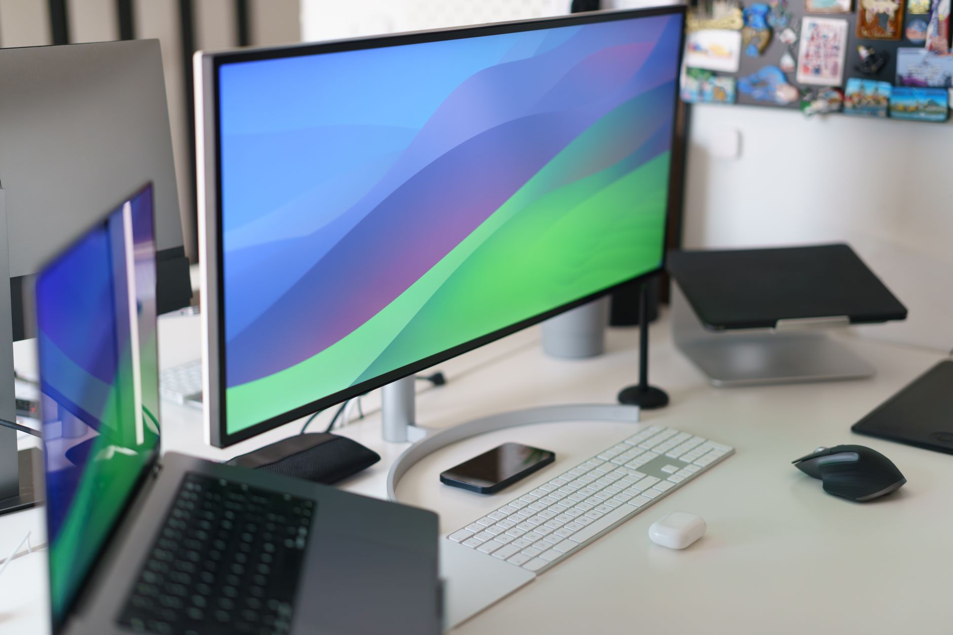 Curved vs Flat Monitors: Which Shape Will Change Your Focus? — The Science of Screen Shape: What Your Eyes Actually See