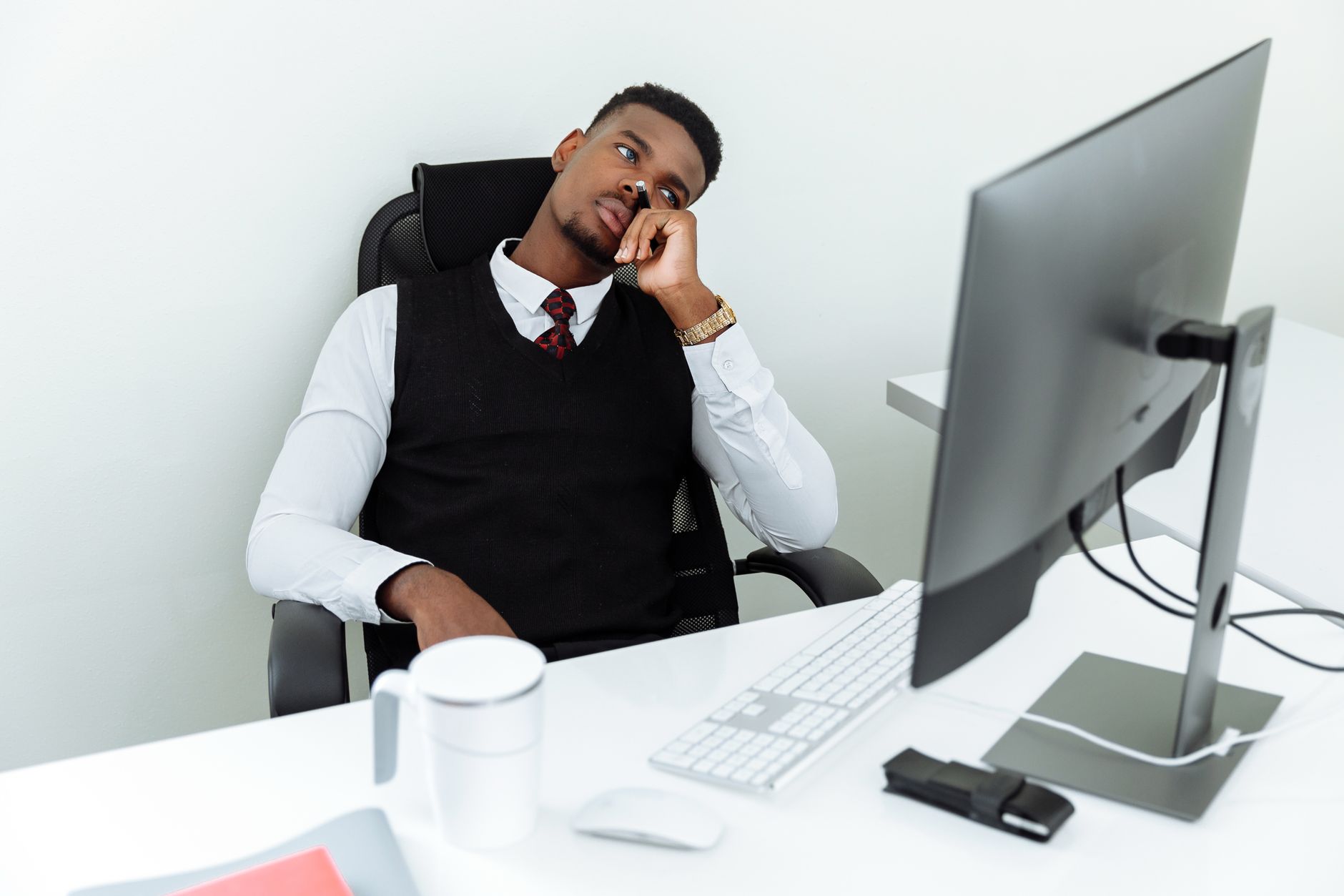 Herman Miller Sayl Chair Review: Posture support compared to the Aeron — Who should skip it